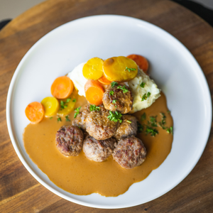 
                  
                    Köttbullar med potatispuré & gräddsås
                  
                