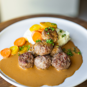 
                  
                    Köttbullar med potatispuré & gräddsås
                  
                